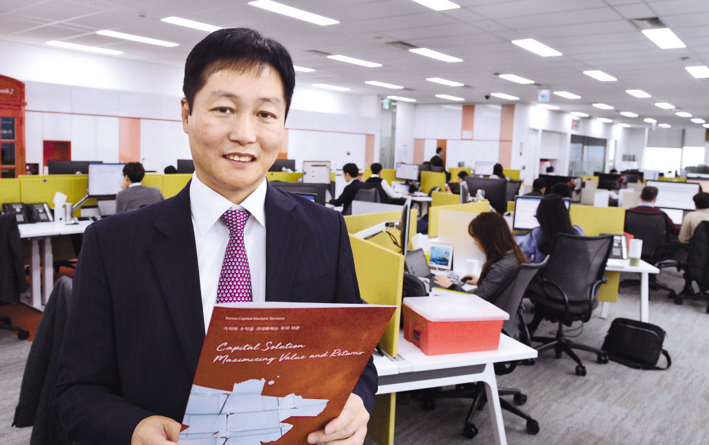 장재훈 존스랑라살(JLL)코리아 대표. JLL코리아는 전 임직원이 하나의 공간을 공유하는 ‘스마트 오피스’를 약 7년 전 구축해 지금까지 유지하고 있다. 대표를 비롯한 전 임직원은 사무실 출근 이후 라커룸에서 본인 물건을 챙겨 비어있는 자리에서 업무를 본다. 정희조 기자