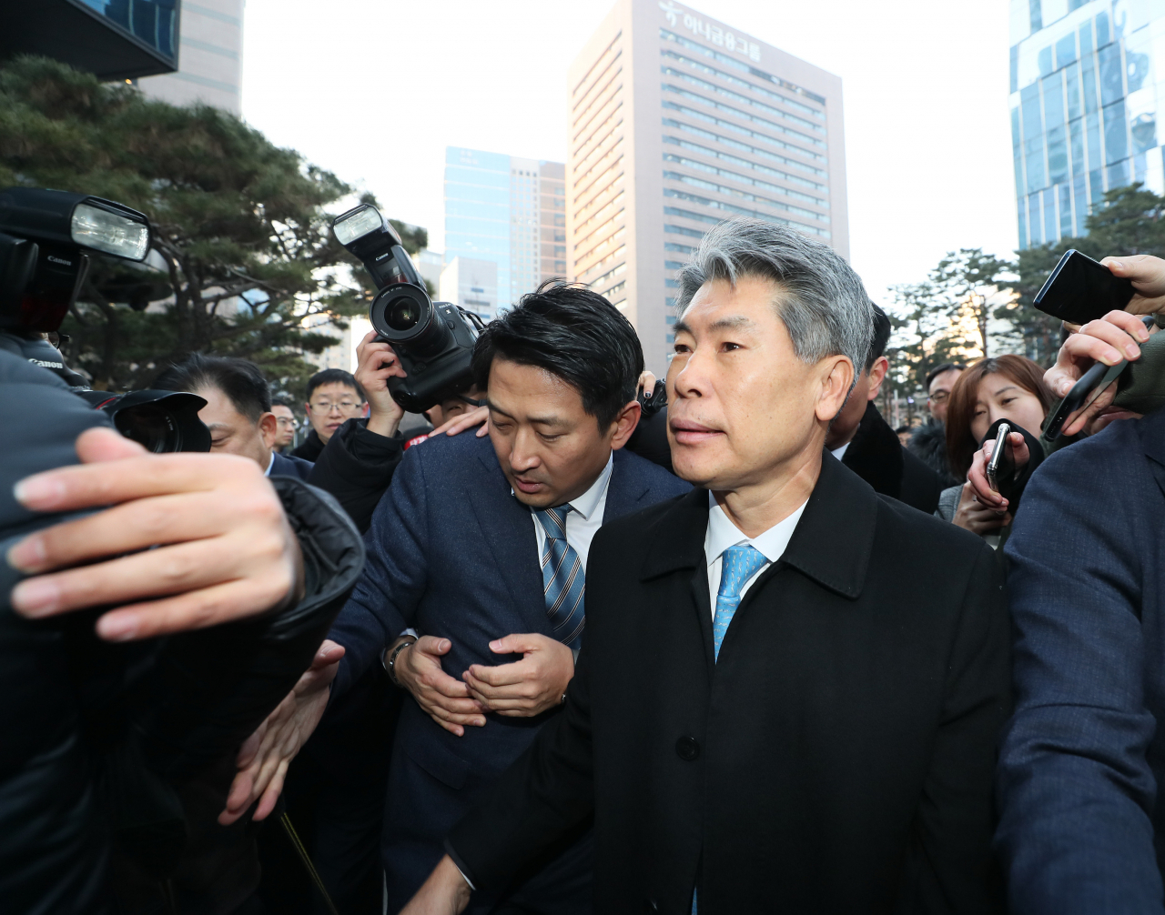 신임 IBK기업은행장에 임명된 윤종원 청와대 전 대통령비서실 경제수석비서관이 3일 오전 서울 중구 IBK기업은행 본점에서 출근을 하고 있다. 이날 윤 은행장은 노조원들의 출근저지에 발길을 돌렸다. [연합]
