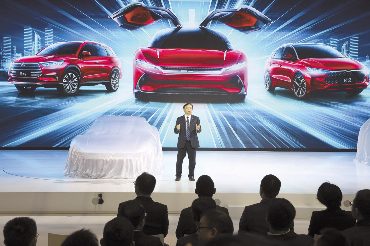 중국 전기차업체 비야디(BYD)의 왕찬푸 회장이 2019년 4월 상하이모터쇼 당시 신차 소개를 하는 모습. [AP]