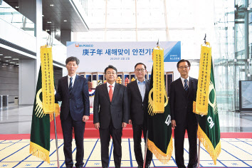 한성희 포스코건설 신임사장(왼쪽에서 두번째)이 취임 첫 업무로 안전기원행사를 갖고 있다. [포스코건설 제공]