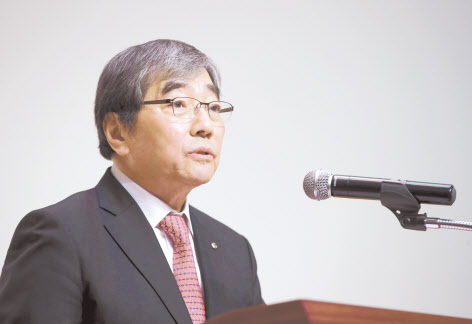 윤석헌 금융감독원장이 2일 오전 서울 여의도 금융감독원에서 열린 금감원 시무식에서 신년사를 하고 있다. [연합]