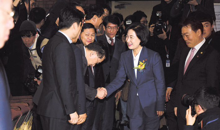 추미애 법무부 장관이 3일 오전 정부 과천 청사 대강당에서 열린 취임식에서 검찰관계자들과 인사를 나누고 있다. 윤석열 검찰총장은 관례에 따라 참석하지 않았다. [박해묵 기자]