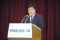 권오갑 현대중공업 회장이 3일 오전 서울 종로구 계동 현대빌딩에서 열린 시무식에서 신년사를 밝히고 있다. [현대중공업 제공]