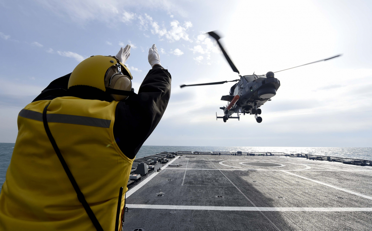 해군 해상작전헬기 와일드캣(AW-159)이 함상에서 이륙하고 있다.[사진=해군]