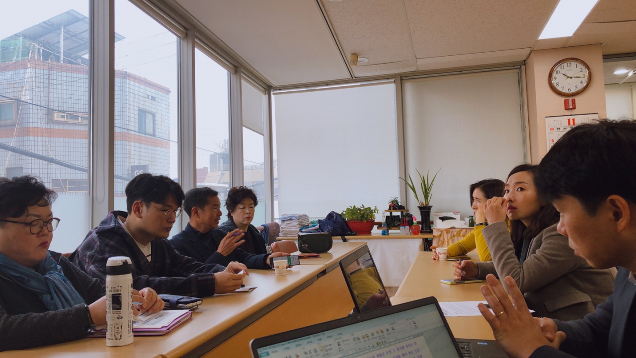 인하대 블록체인센터가 인천시 미추홀구 관계자들과 미추홀구 시민들이 주차장 공유시스템 구축을 위해 회의를 하고 있는 모습. [인하대]