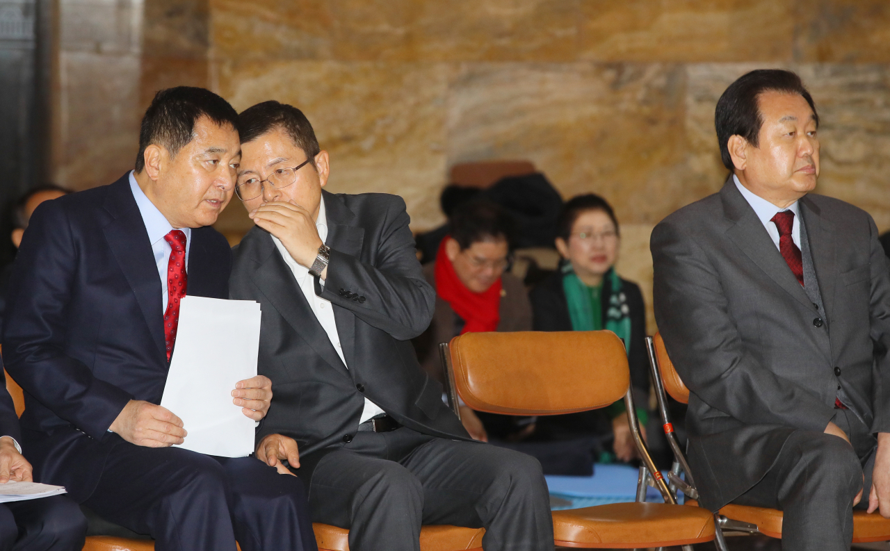 자유한국당 황교안 대표와 심재철 원내대표가 지난달 18일 국회 로텐더홀에서 열린 당 대표 주재 최고위원·중진의원 연석회의에서 대화를 나누고 있다. 오른쪽은 김무성 의원. [연합]