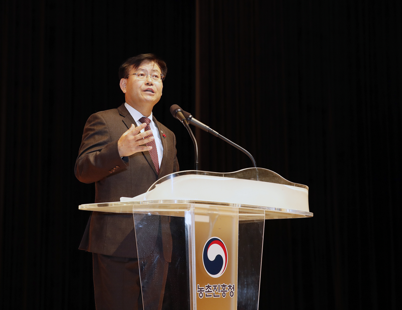 김경규 농진청장이 3일 농진청 종합연찬관에서 열린 농진청 및 5개 소속기관 시무식 및 신년인사회에서 인사말을 하고 있다. 김 청장은 이 자리에서 “농촌진흥청은 세계 최고 수준의 연구개발과 기술보급 기관으로 도약하는 것을 목표로 우리 모두의 힘과 뜻을 모아야 할 때”라고 강조했다. [농촌진흥청 제공]
