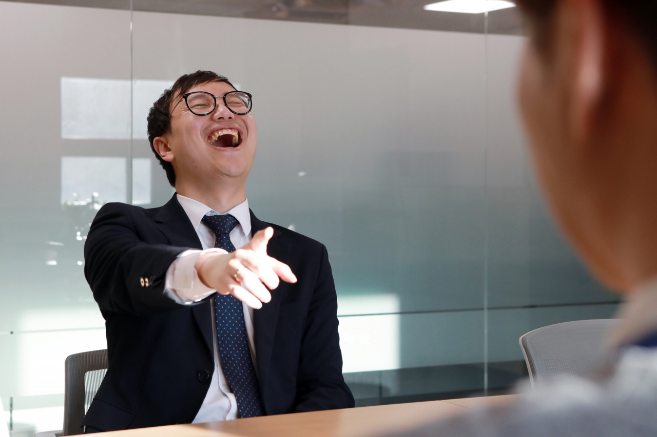 웃음은 뇌를 활성화시켜 엔도르핀과 같은 호르몬을 분비시킨다.