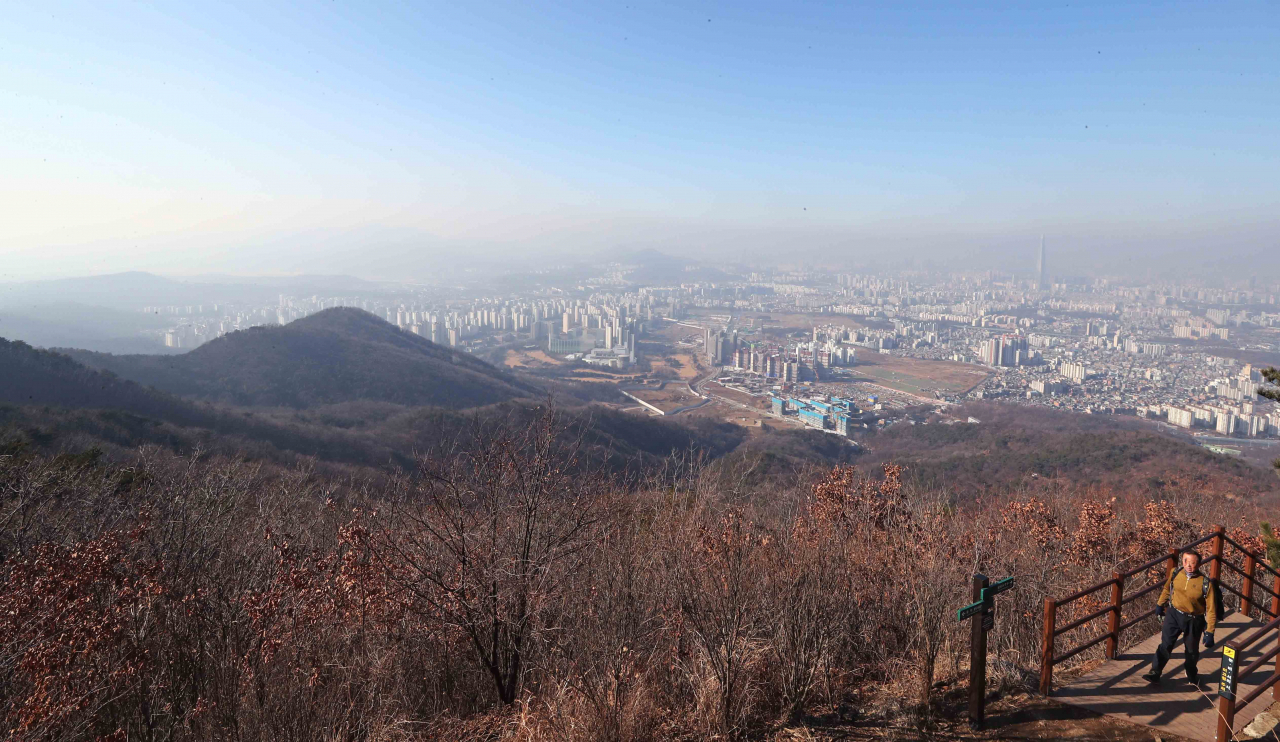 지난 3일 경기도 광주시 남한산성에서 바라본 서울 도심이 뿌옇다. [연합뉴스]