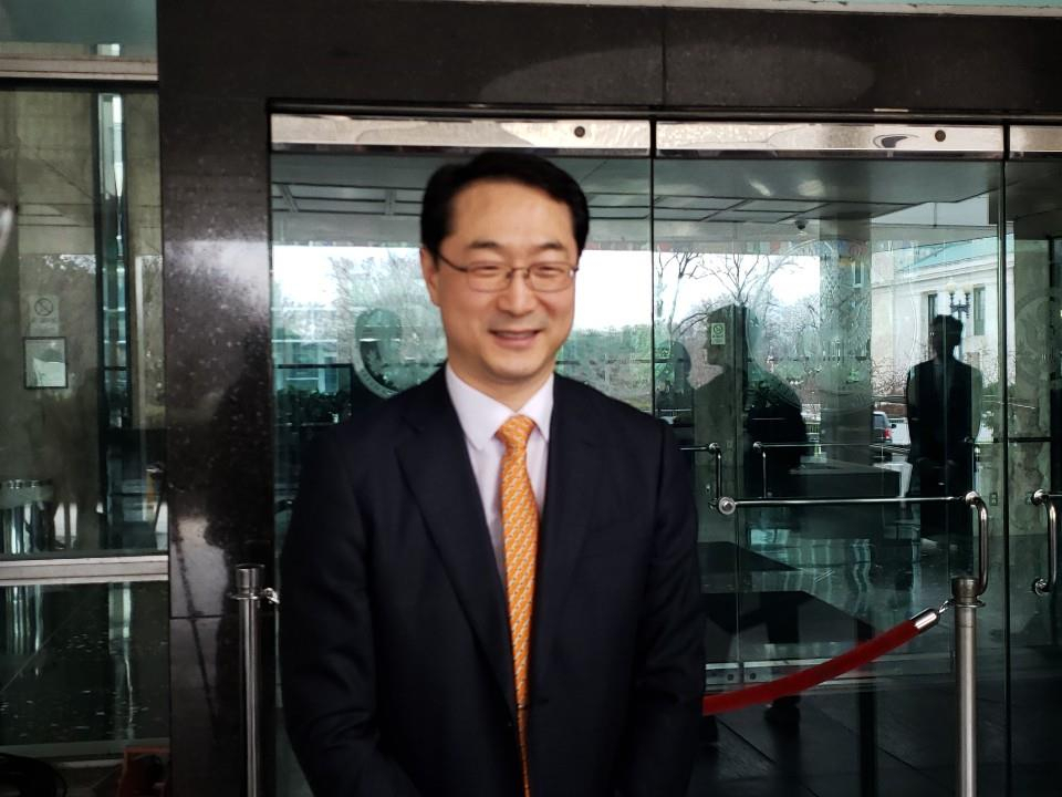 미국을 방문한 김건 외교부 차관보가 3일(현지시간) 워싱턴DC 국무부 앞에서 특파원들과 인터뷰하고 있다. [연합]