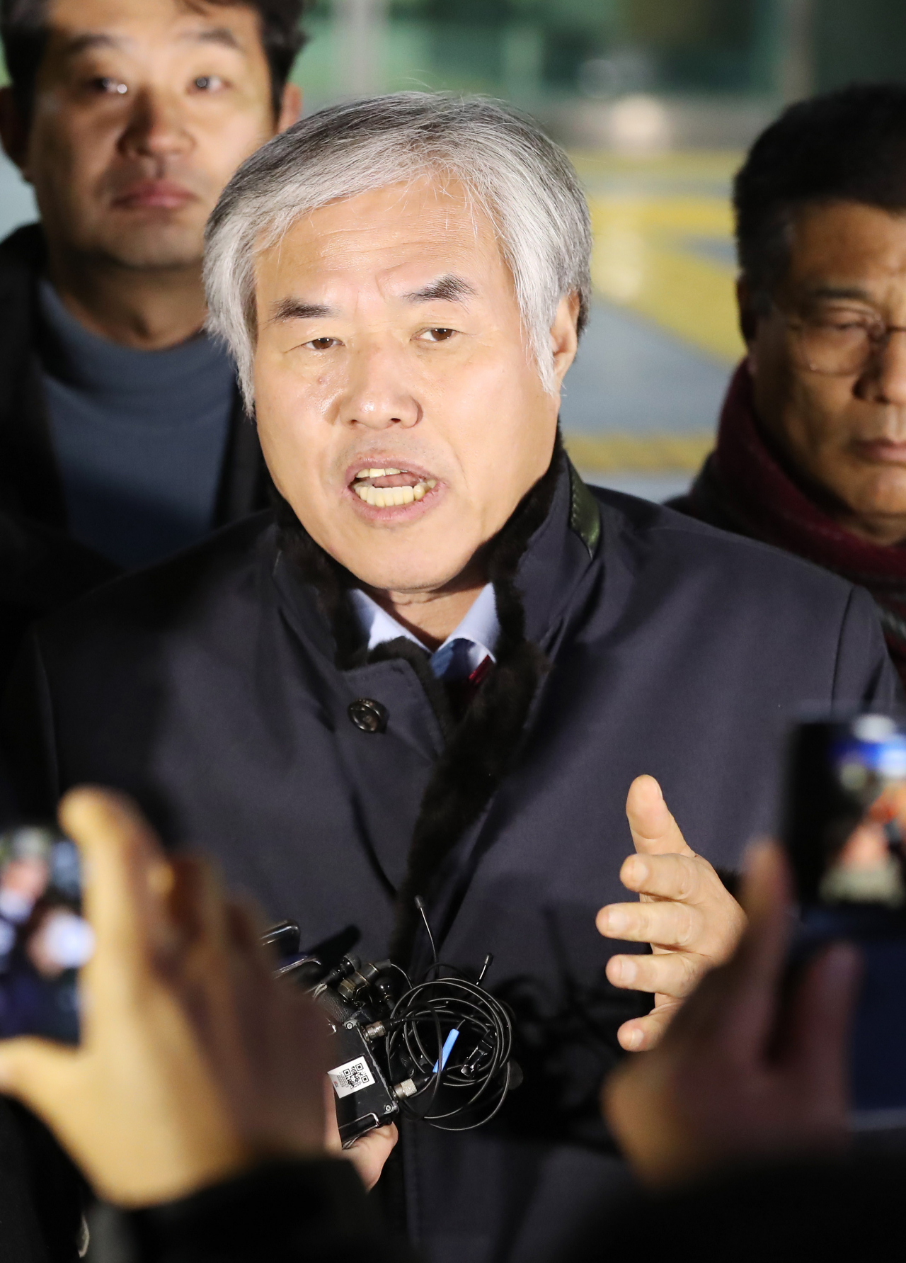 전광훈 한국기독교총연합회(한기총) 대표회장 목사가 구속영장이 기각된 후 2일 저녁 서울 종로경찰서를 나서며 취재진의 질문에 답하고 있다. [연합]