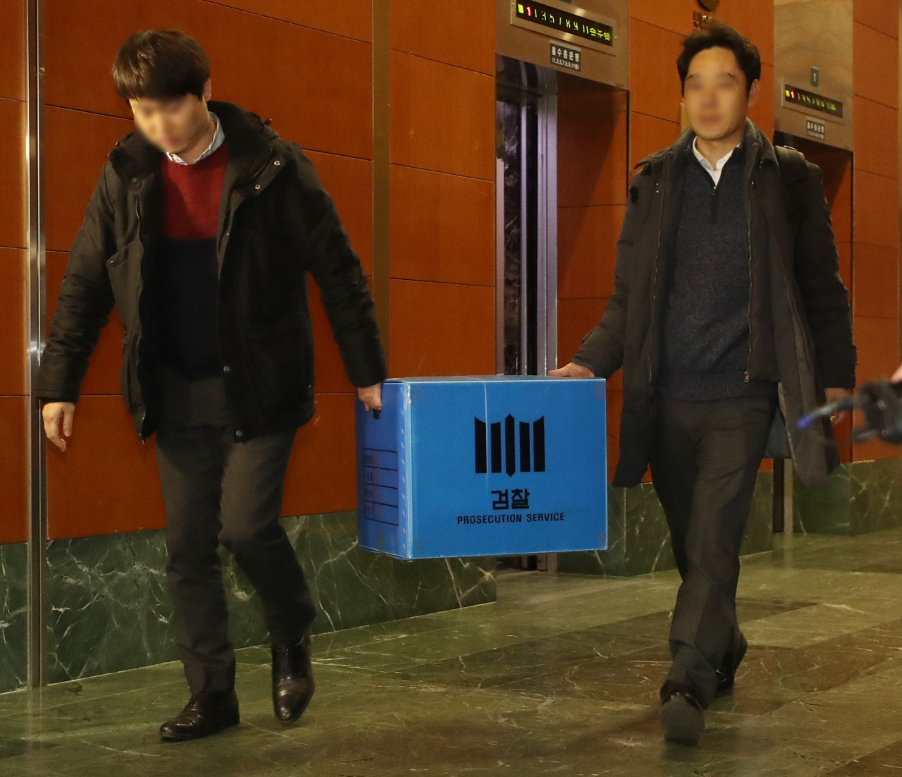 4일 오후 울산시청을 압수수색한 검찰 관계자들이 압수품을 들고 나오고 있다.[연합뉴스]