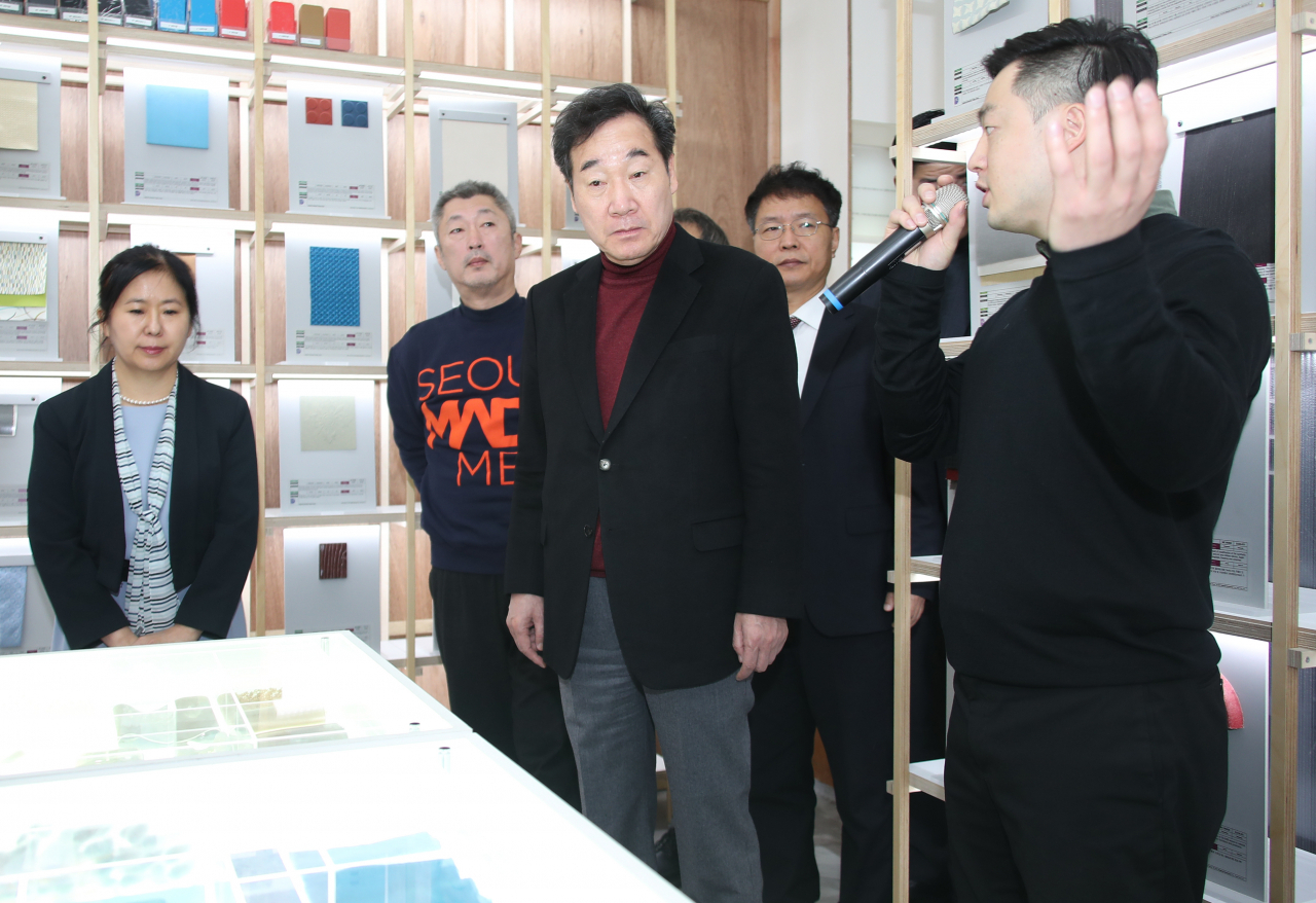 이낙연(왼쪽 세번째) 국무총리가 4일 오전 서울 금천구 가산동 디자인주도 제품개발지원센터를 방문해 관계자의 설명을 듣고 있다. ［연합］