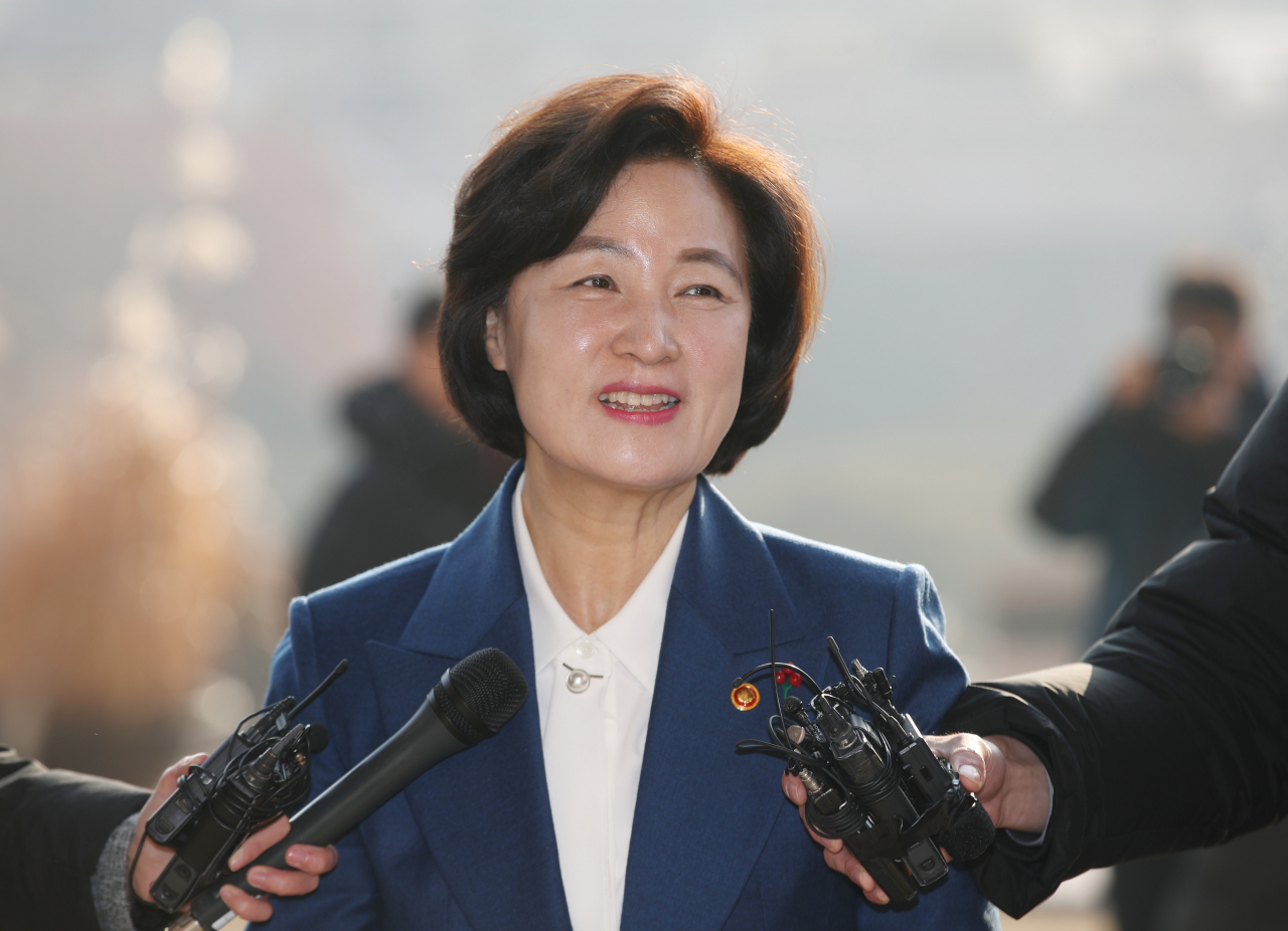 [사진=추미애 신임 법무부 장관이 3일 오전 경기도 정부과천청사로 출근하고 있다. 연합뉴스 제공]