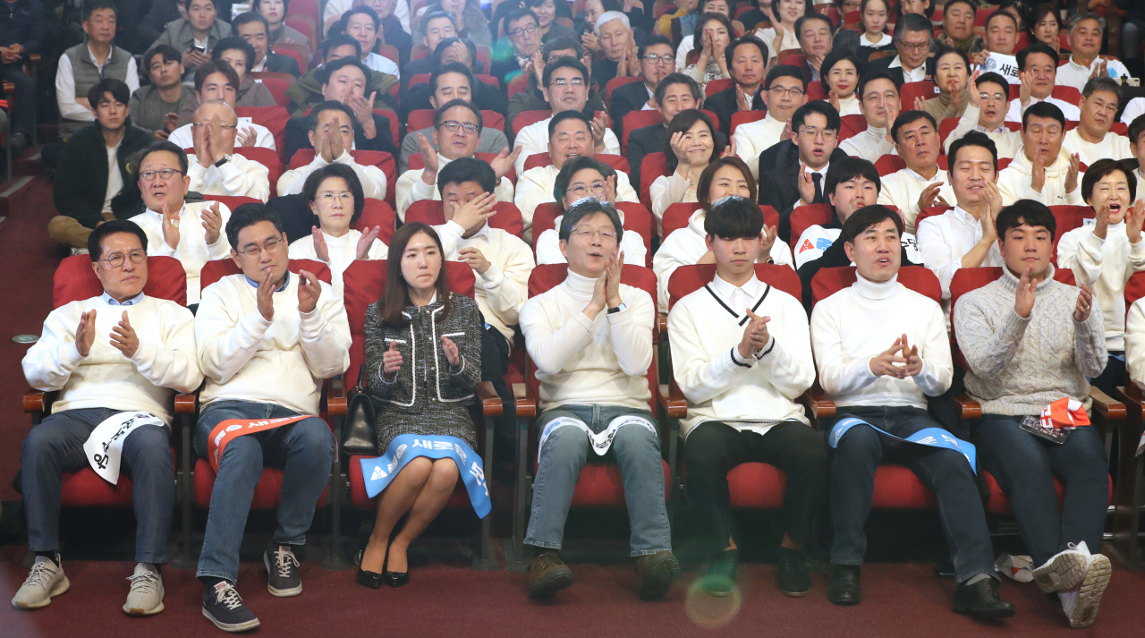 5일 오후 서울 여의도 국회 의원회관에서 열린 새로운보수당 중앙당창당대회에 하태경 창당준비위원장과 유승민 의원 등이 참석해 있다. 새보수당은 8명으로 구성된 공동대표단 체제로 당을 운영하며 한 달씩 책임대표직을 맡는다. 첫 책임대표는 창당준비위원장인 하태경 의원이 맡았다. [연합]