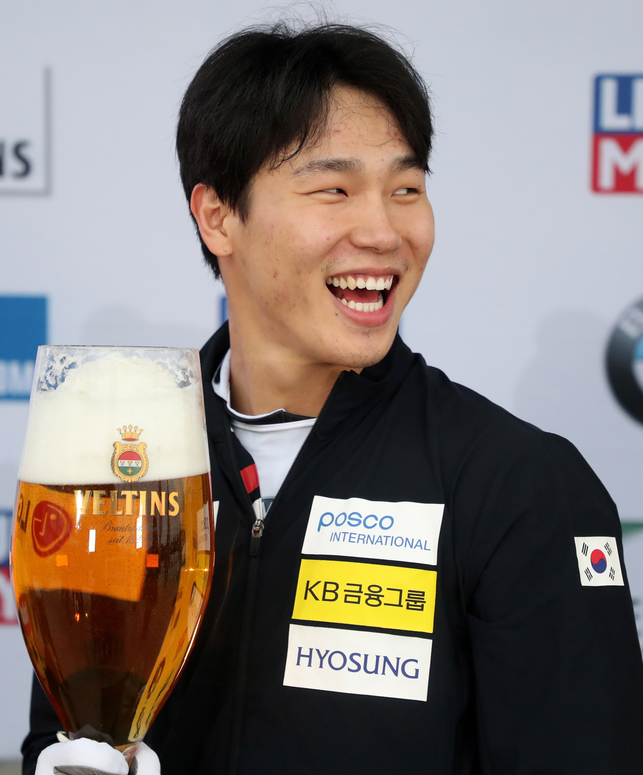 '독일은 역시 맥주죠.' 3차 월드컵 우승을 차지한 윤성빈이 우승자에게 주어진 맥주잔을 들고 환하게 웃고 있다./EPA 연합뉴스