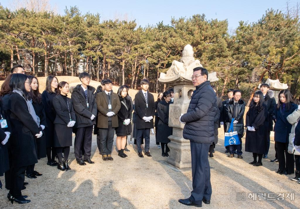 성장현 용산구청장(가운데)과 신규 공무원들이 3일 임용식 후 효창공원 백범 김구 묘소를 찾아 참배했다. [용산구 제공]