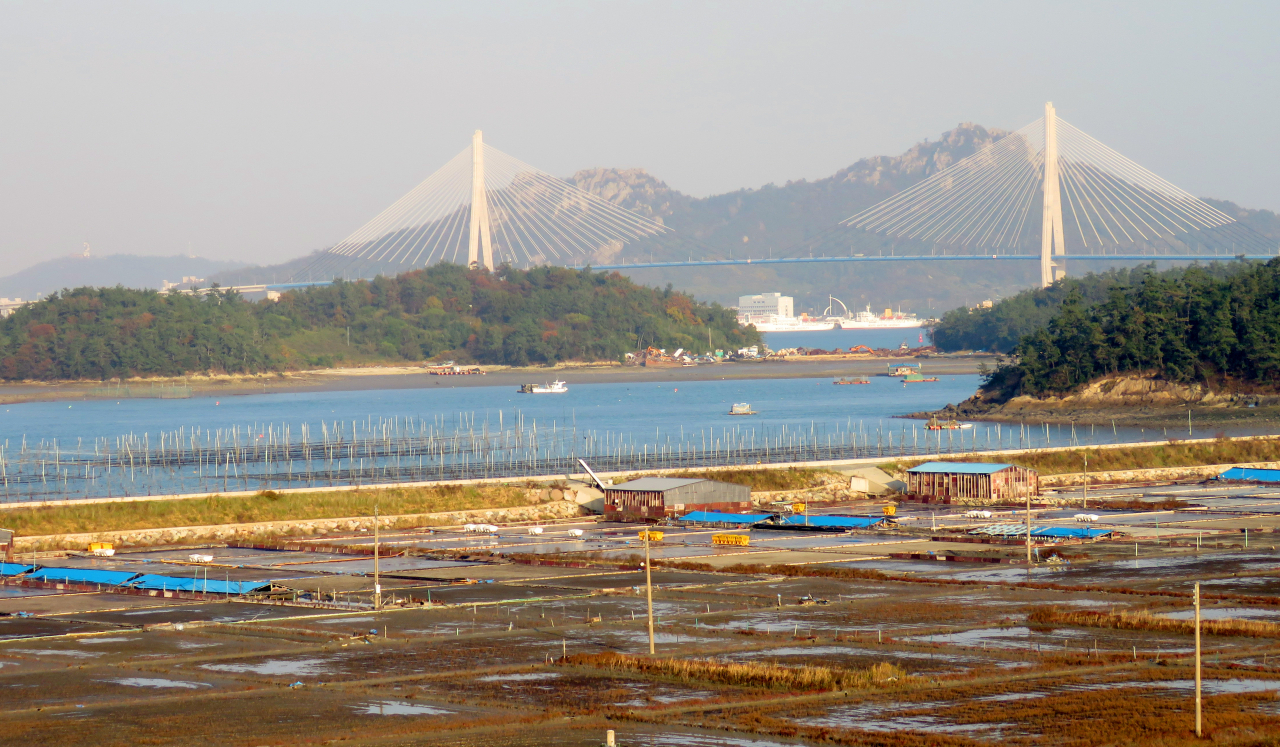목포 달리도 염전에서 바라본 유달산