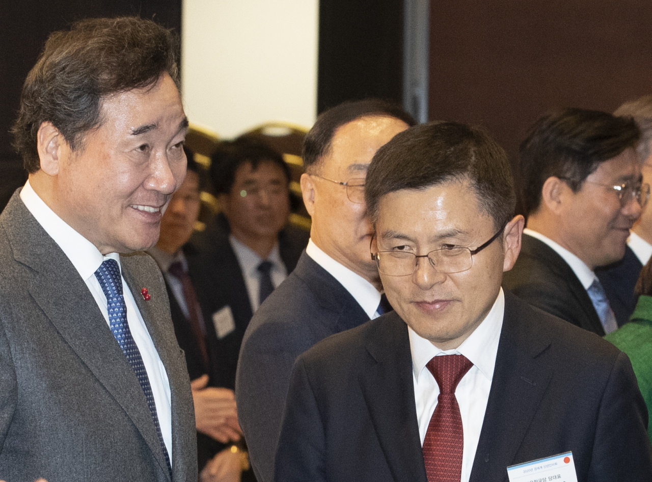 자유한국당 황교안 대표가 3일 오후 서울 코엑스에서 열린 2020년 경제계 신년인사회에서 참석 내빈들과 악수 후 자리로 돌아가고 있다. [연합]