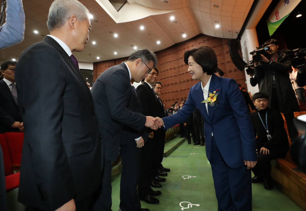 추미애 법무부 장관이 3일 오전 정부과천청사에서 열린 취임식에서 김우현 수원고검장 과 악수하고 있다. [연합]