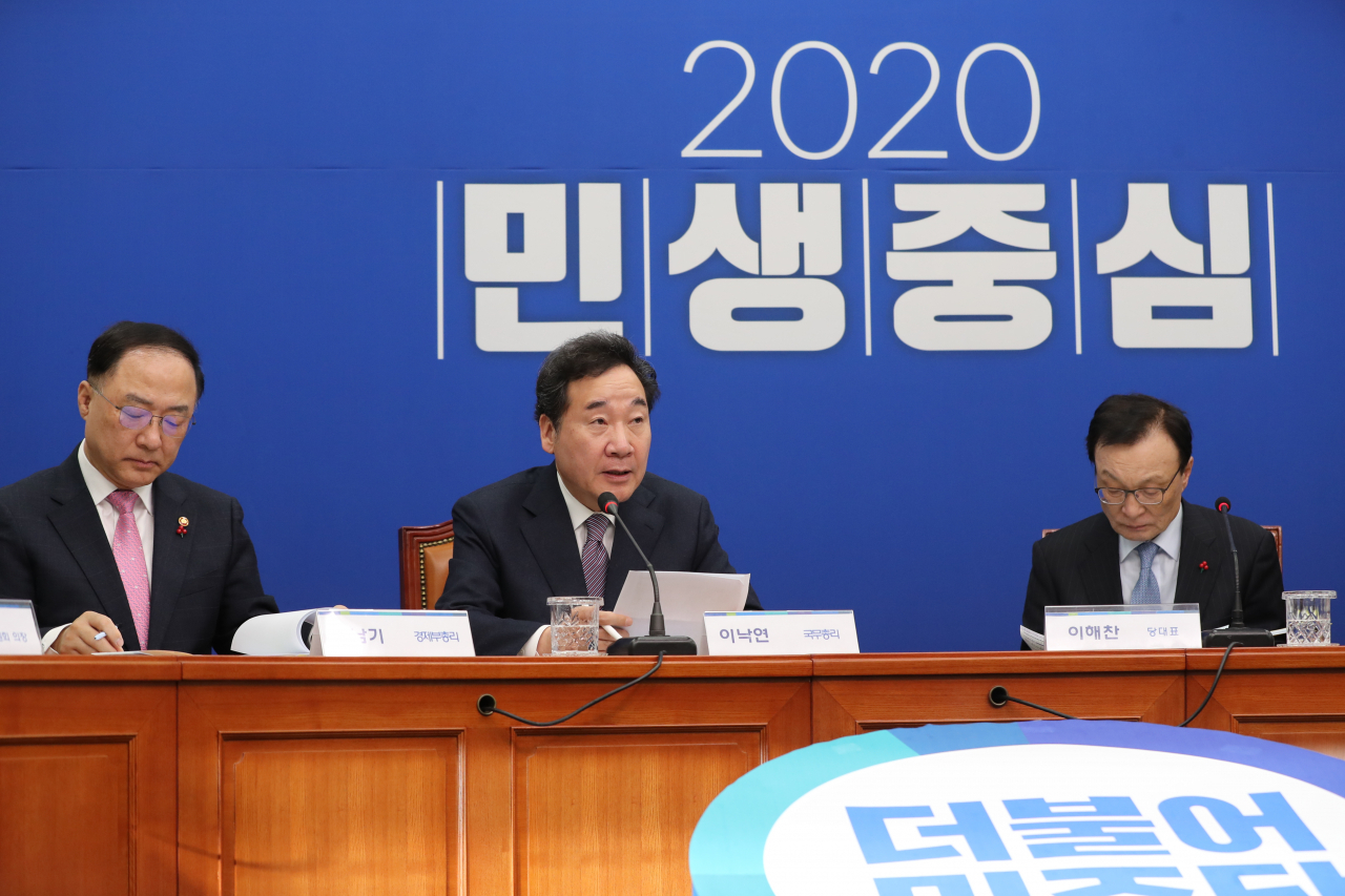 이낙연 국무총리가 6일 오전 서울 여의도 국회 더불어민주당 당대표회의실에서 열린 2020년 제1차 고위당정협의회에서 발언하고 있다. 왼쪽부터 홍남기 경제부총리, 이 총리, 더불어민주당 이해찬 대표. [연합]