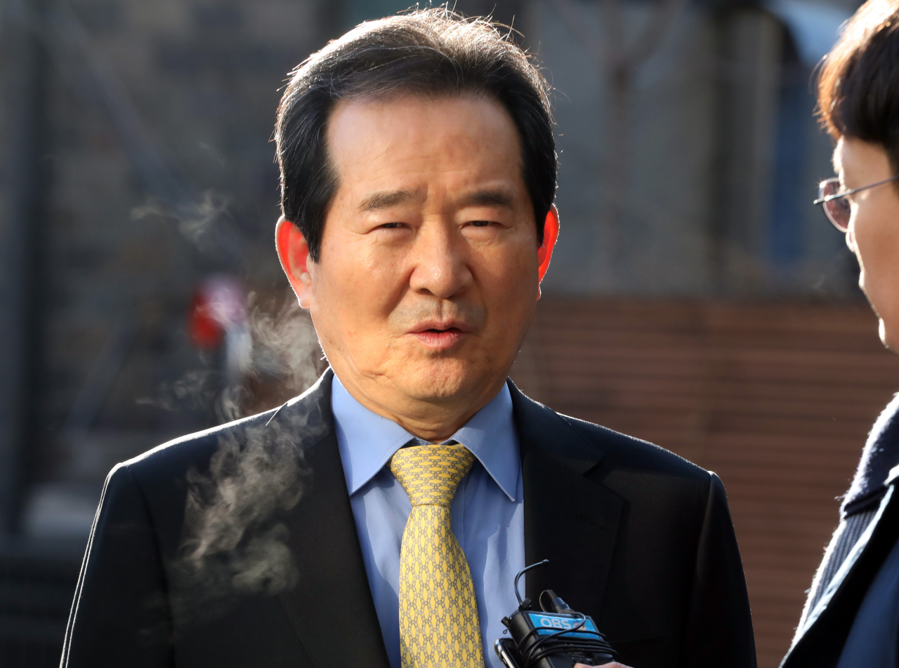 정세균 국무총리 후보자가 31일 인사청문회 준비단 사무실이 마련된 종로구 금융감독원 연수원으로 출근하며 취재진의 질문에 답변하고 있다. [연합]