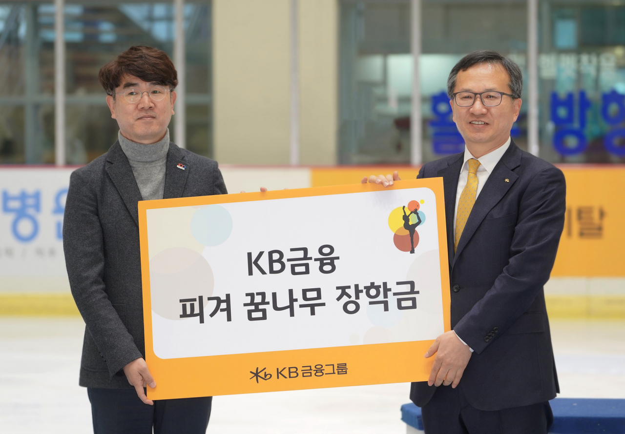 지난 5일 ‘KB금융 피겨 꿈나무 장학금’ 전달식 후 기념촬영을 하고 있는 박철근 대한체육회 사무부총장(왼쪽)과 정문철 KB금융지주 홍보브랜드총괄 상무(오른쪽).