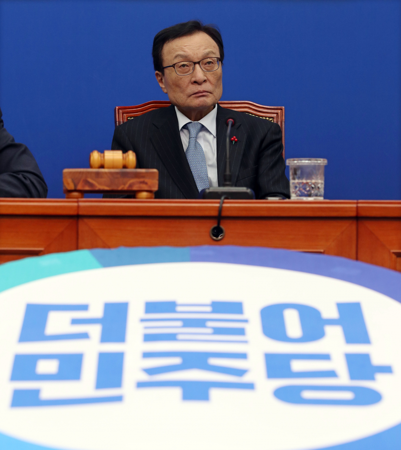 더불어민주당 이해찬 대표가 6일 국회에서 열린 최고위원회의에서 생각에 잠겨 있다. 연합뉴스