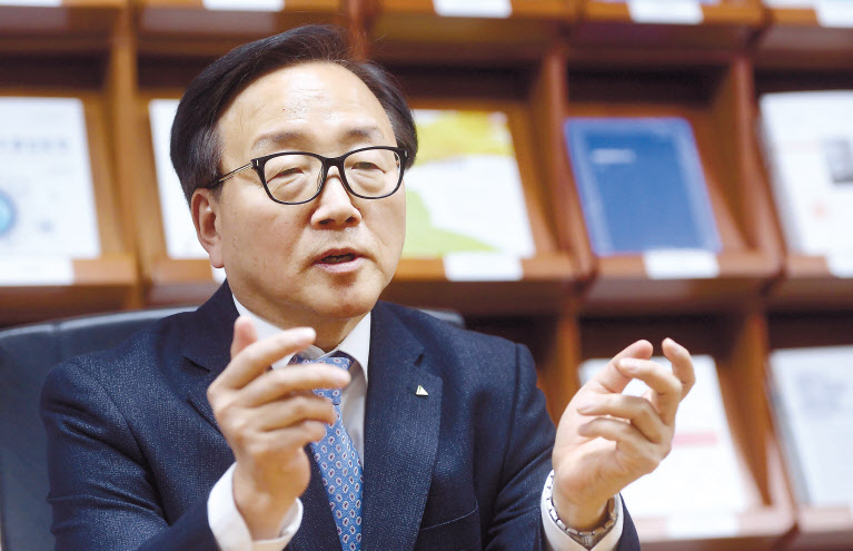 이동근 현대경제연구원장은 헤럴드경제와의 신년 인터뷰에서 반도체 업황의 개선과 최근 진전된 미·중 협상 등이 새해 경기 반등을 이끌 것이라고 말했다. 이상섭 기자