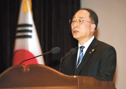 경제전문가들은 올해 정부가 경제성장을 위한 단기부양책보다 혁신성장을 통한 성장잠재력 확충과 기업 투자활성화에 역점을 둘 것을 주문했다. 홍남기 부총리 겸 기획재정부 장관이 지난 2일 정부세종청사 대강당에서 열린 ‘2020년 기획재정부 시무식’에서 신년사를 하고 있다. [기획재정부 제공]