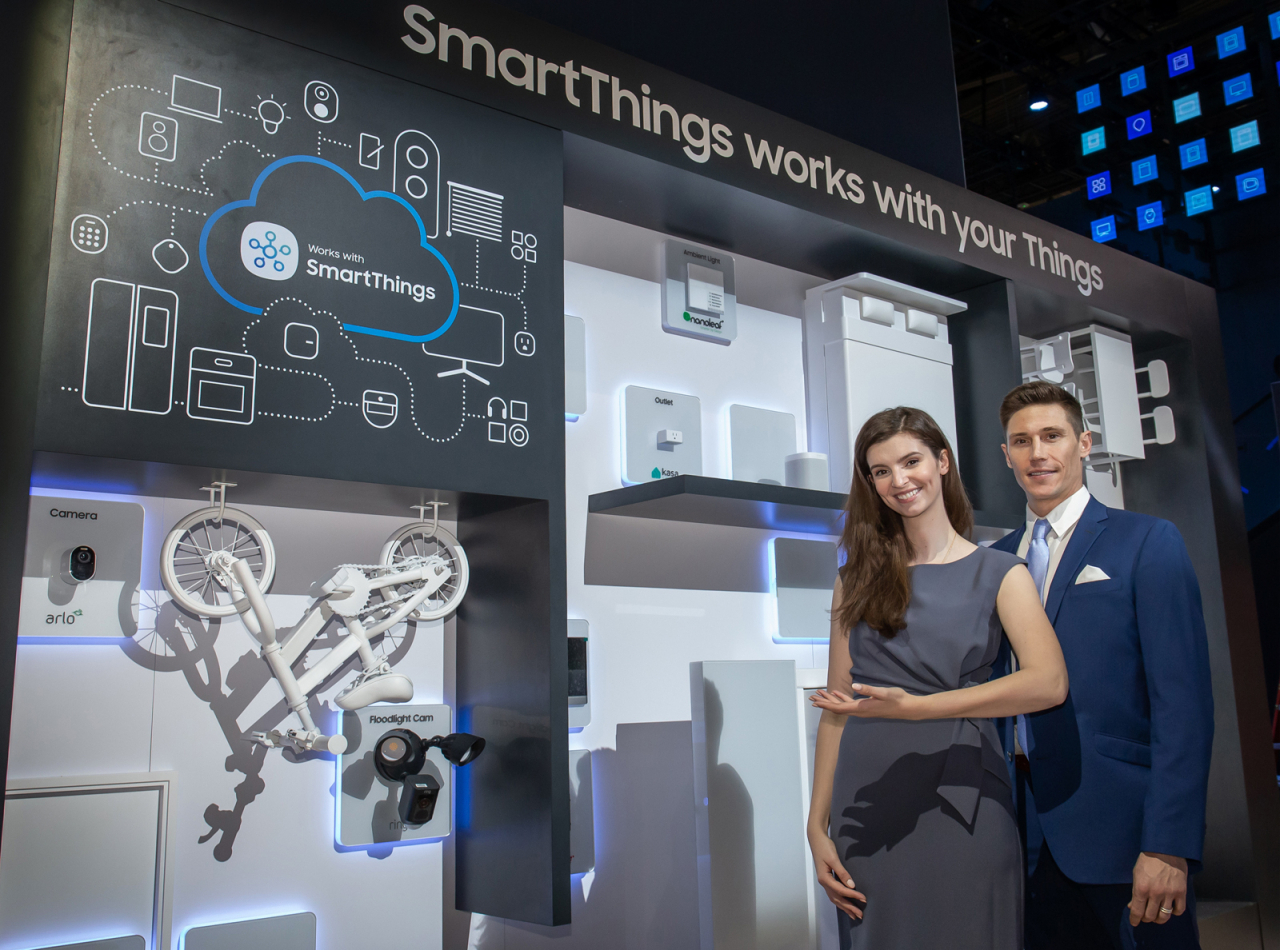 삼성전자 모델들이 다양한 IoT 허브 기기를 삼성전자 스마트싱스(SmartThings)로 연동하는 모습을 소개하고 있다. [삼성전자 제공]
