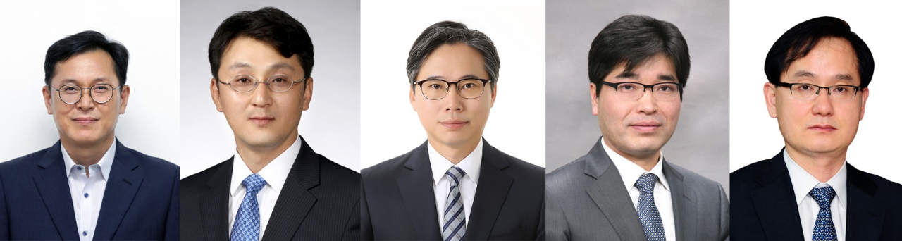 (왼쪽부터) 오종식 기획비서관, 이진석 국정상황실장, 박진규 신남방·신북방비서관, 이준협 일자리기획·조정비서관, 강성천 산업통상비서관. [제공=청와대]