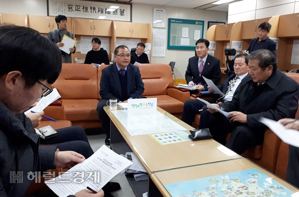 전남도 동부지역본부 박현식 본부장이 6일 도청 브리핑룸에서 포스코 광양제철소 고로 개방 행정처분 종결에 대해 브리핑하고 있다. 박대성기자/parkds@heraldcorp.com