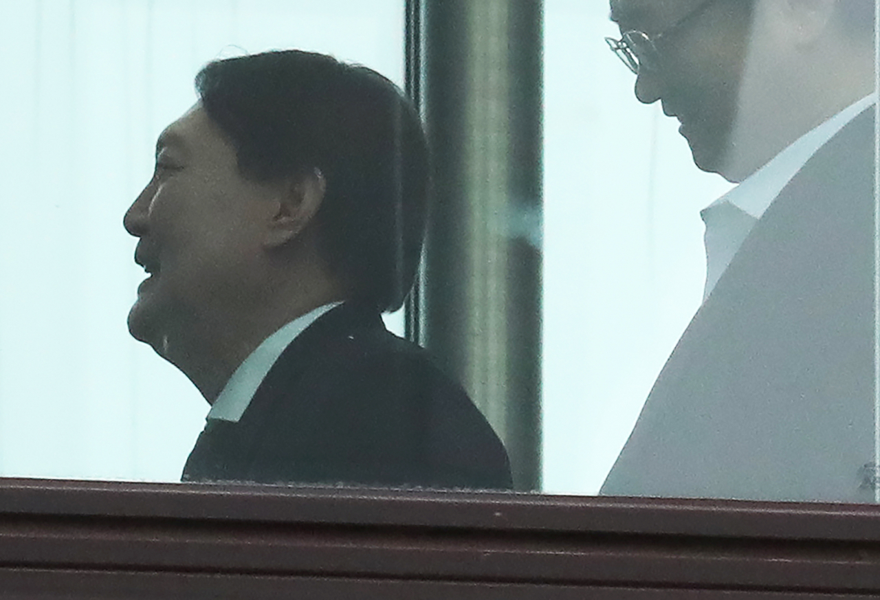 윤석열 검찰총장이 6일 오후 점심을 위해 서울 서초구 대검찰청 구내식당으로 향하고 있다. [연합뉴스]