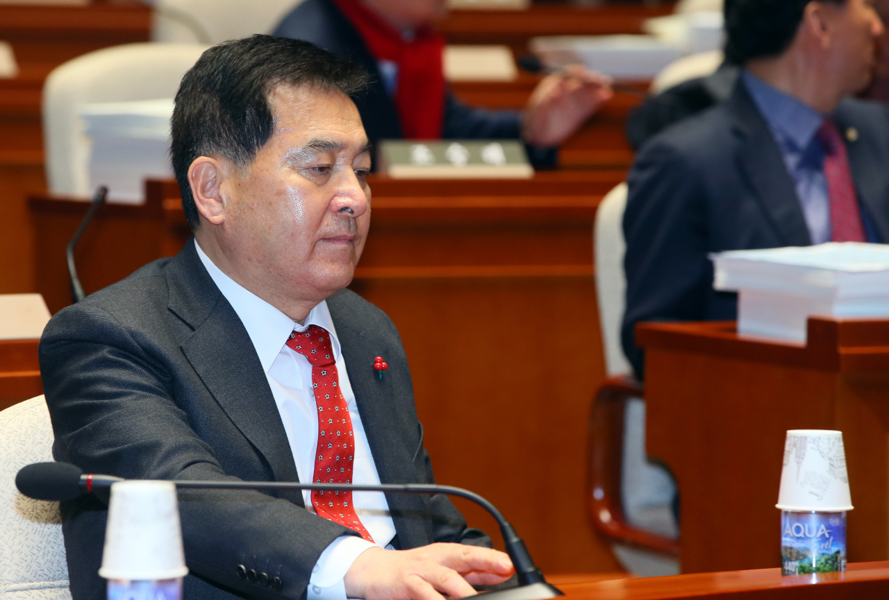 자유한국당 심재철 원내대표가 6일 국회에서 열린 의원총회에서 고심하고 있다. [연합뉴스]