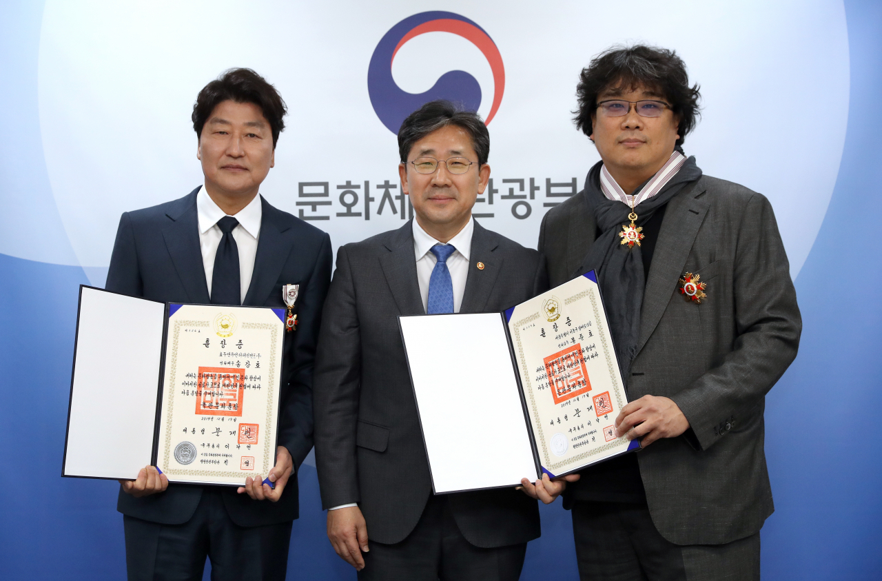 박양우 문체부 장관이 지난 12월 19일 영화 '기생충'의 봉준호 감독, 송강호 배우의 훈장 서훈 뒤 함께 기념촬영에 응하고 있다 [연합]