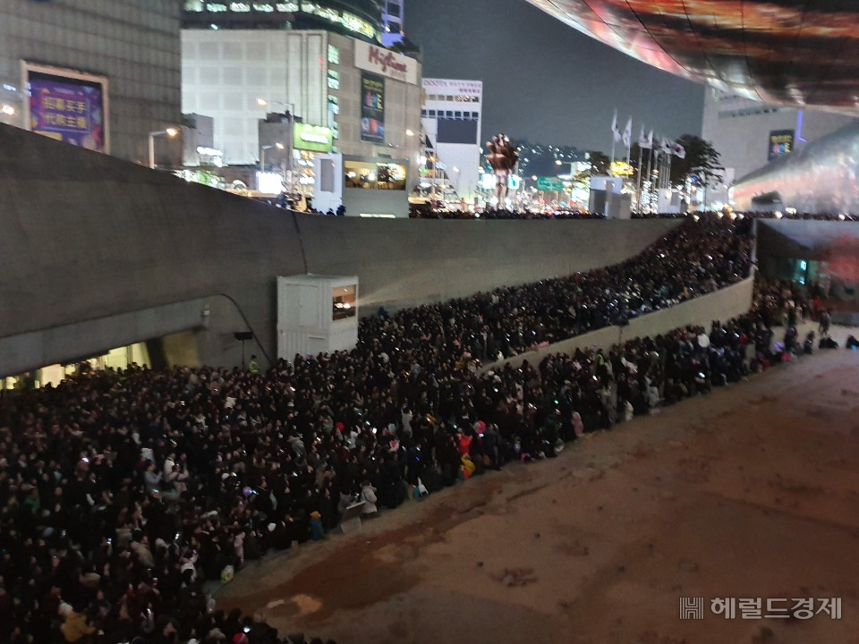 서울라이트 주요 장면. DDP에 인파가 몰려 든 모습. [서울시 제공]