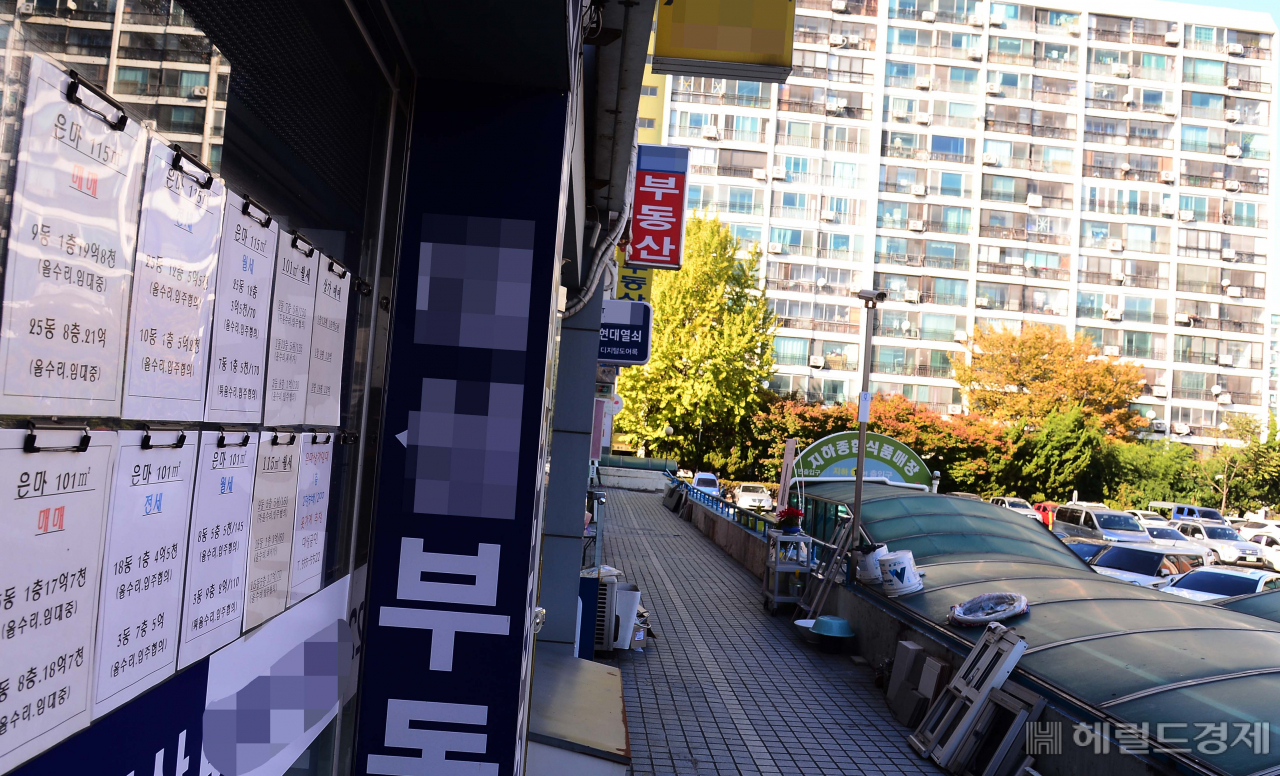 서울 강남구 은마아파트 내 상가에 위치한 한 공인중개업소에 시세표가 붙여있다. [헤럴드경제DB]