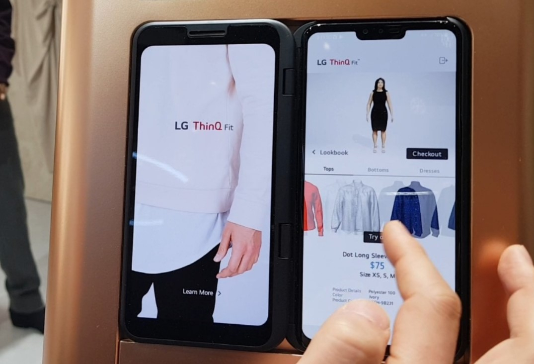 LG 씽큐 핏 콜렉션을 기자가 체험하고 있는 모습. 티셔츠를 바꿔서 입혀보고 있다. [라스베이거스(미국) 천예선 기자]