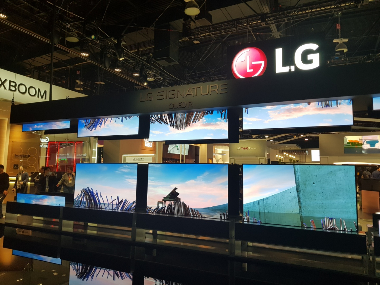 CES 2020 LG전자 부스에 롤업과 롤다운 올레드 TV가 연출되는 모습. [라스베이거스(미국) 천예선 기자]