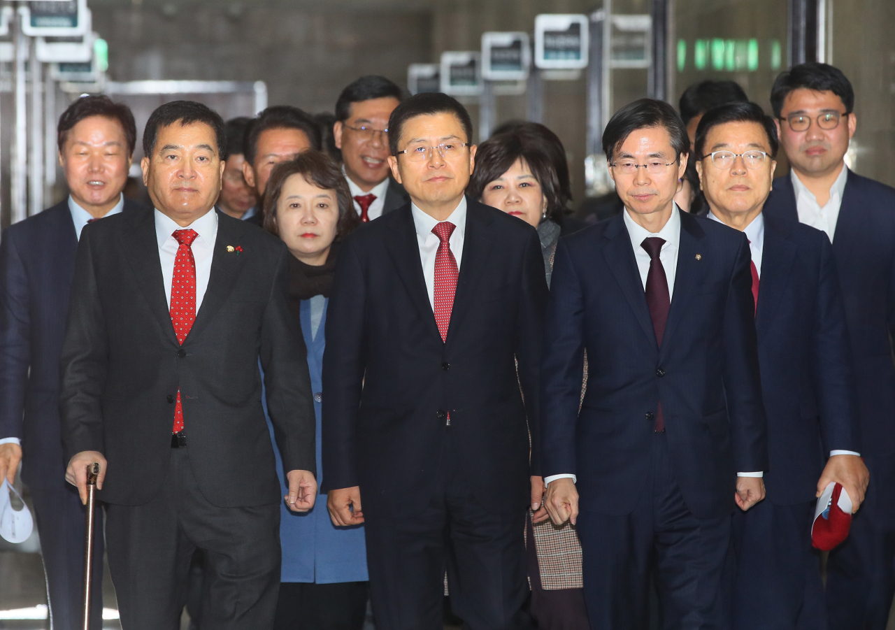 자유한국당 황교안 대표, 심재철 원내대표 등이 6일 국회에서 열린 최고위원회의에 입장하고 있다. [연합]