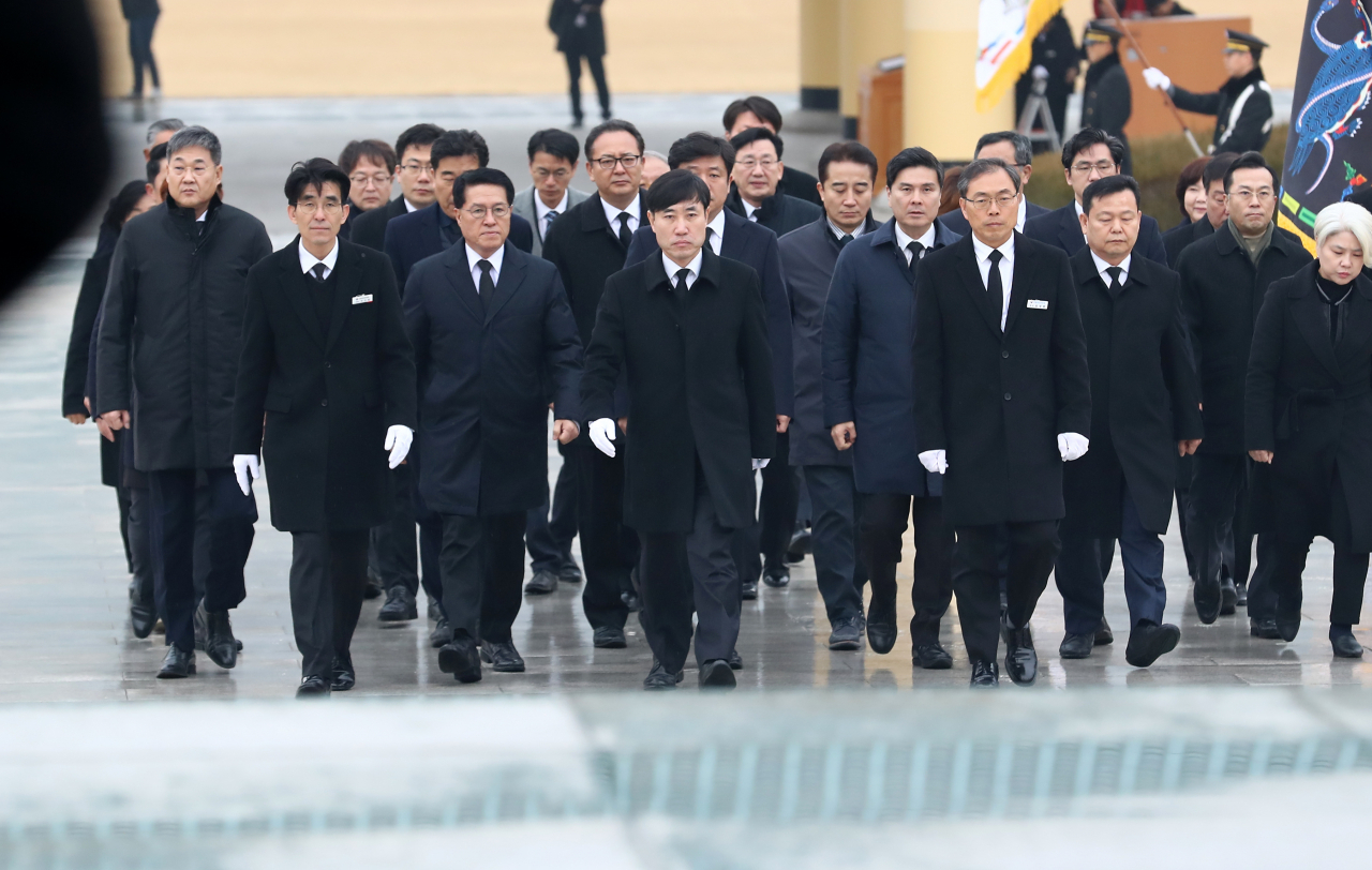 새로운보수당 하태경 책임대표를 비롯한 당 관계자들이 6일 오전 국립대전현충원을 찾아 참배하기 위해 이동하고 있다. [연합]
