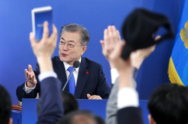 지난해 1월 10일 청와대 영빈관에서 열린 2019년 문재인 대통령의 신년 기자회견에서 취재진이 질문을 하기 위해 손을 들고 있는 모습. [연합]