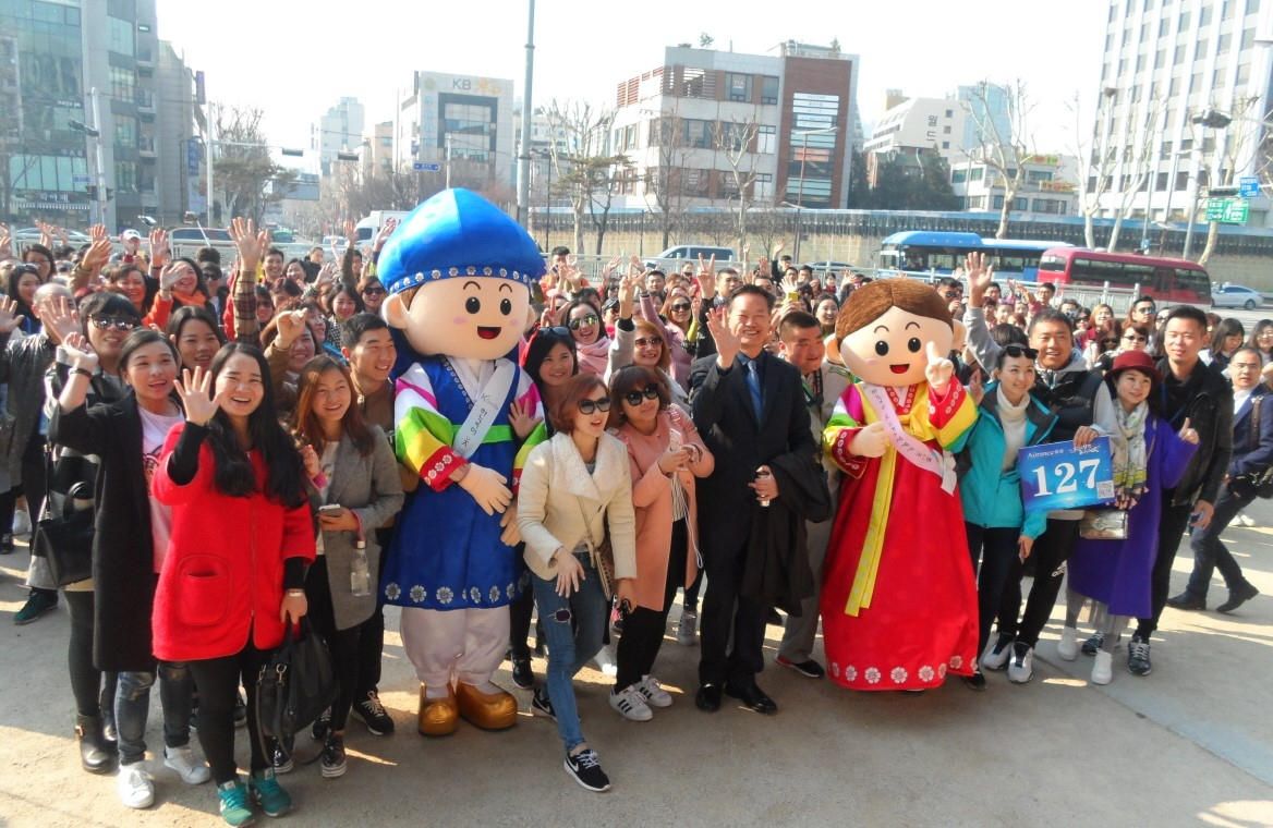 한한령 이전 중국인 단체관광객들의 환한 표정
