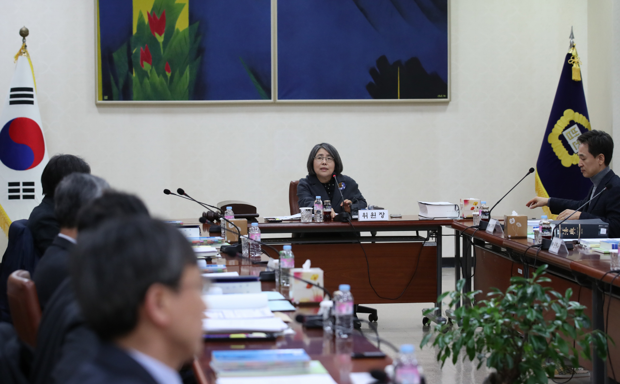 김영란 양형위원장이 6일 서초동 대법원에서 열린 제99차 양형위원회 회의를 시작하며 발언하고 있다. [연합]