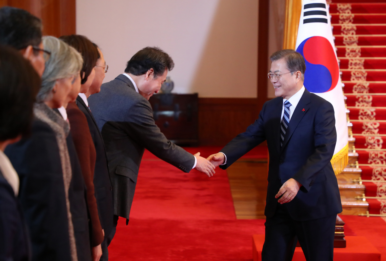 문재인 대통령이 7일 청와대에서 신년사 발표에 앞서 이낙연 총리 등 국무위원과 인사하고 있다. [연합]
