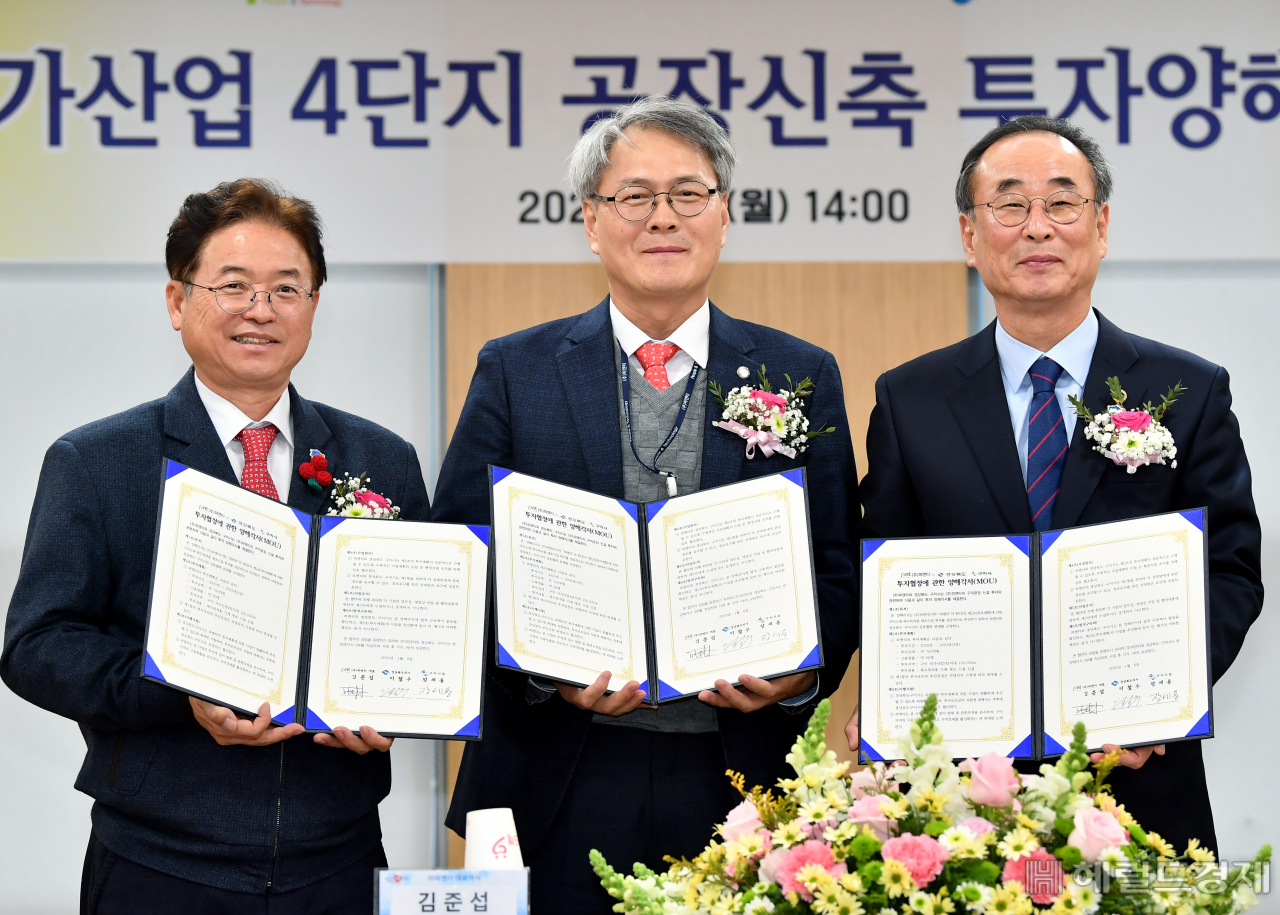 이철우 경북지사, 김준섭 피엔티 대표이사, 장세용 구미시장(왼쪽부터)이 지난 6일 투자양해각서를 체결한 후 기념사진을 찍고 있다.[경북도 제공]