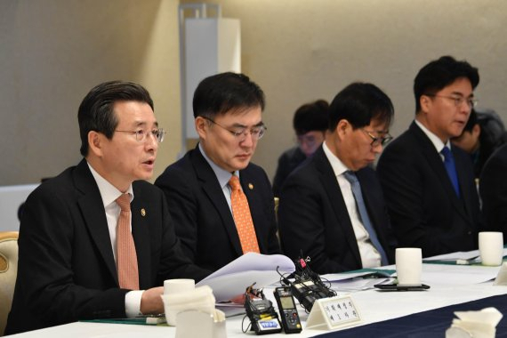 김용범 기획재정부 제1차관(가장 왼쪽)이 7일 서울 광화문 정부서울청사에서 ‘확대 거시경제 금융회의’를 주재, 모두발언을 하고 있다. 그는 이 자리서 "향후 중동지역의 정정불안이 확대되며 상황이 장기화될 가능성도 배제할 수 없다"며 "시장의 변동성이 확대될 경우 컨틴전시 플랜(비상계획)에 따라 신속하고 과감하게 대응하겠다"고 말했다. 또 "석유 수급 위기 발생 시에는 대체 도입선 확보 등을 통해 추가 물량을 조속히 확보하겠다"고 밝혔다. 정부는 지난해 11월 말 기준으로 9650만 배럴, 민간 비축유와 재고까지 합치면 약 2억 배럴을 확보하고 있다. [기획재정부 제공]