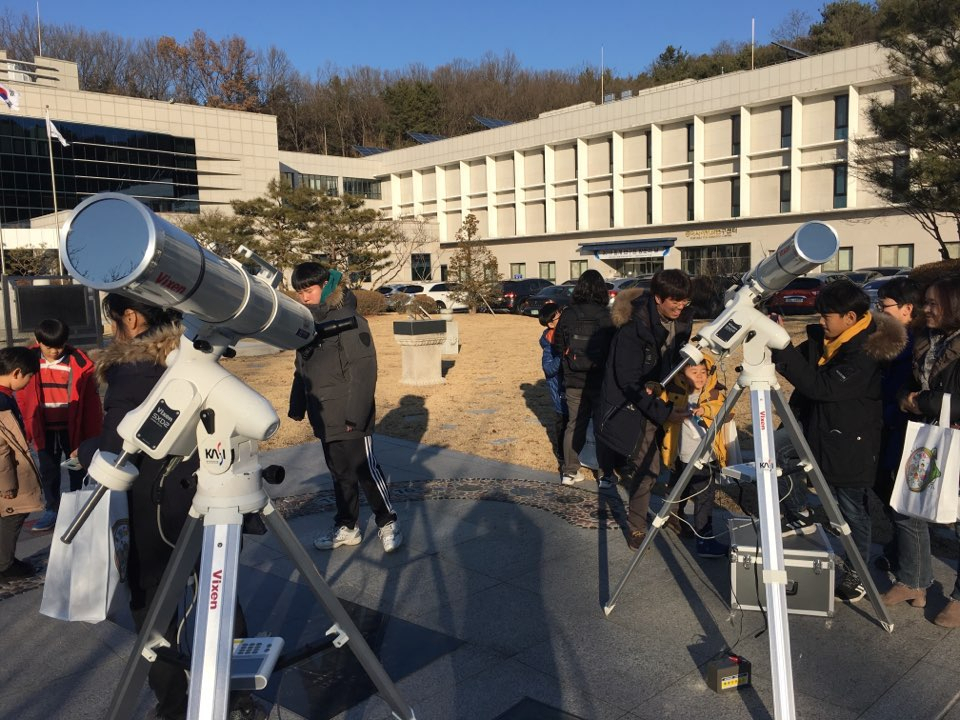 지난해 열린 천문연 연구원 개방의 날 참가자들이 천체관측을 하고 있다.[한국천문연구원 제공]