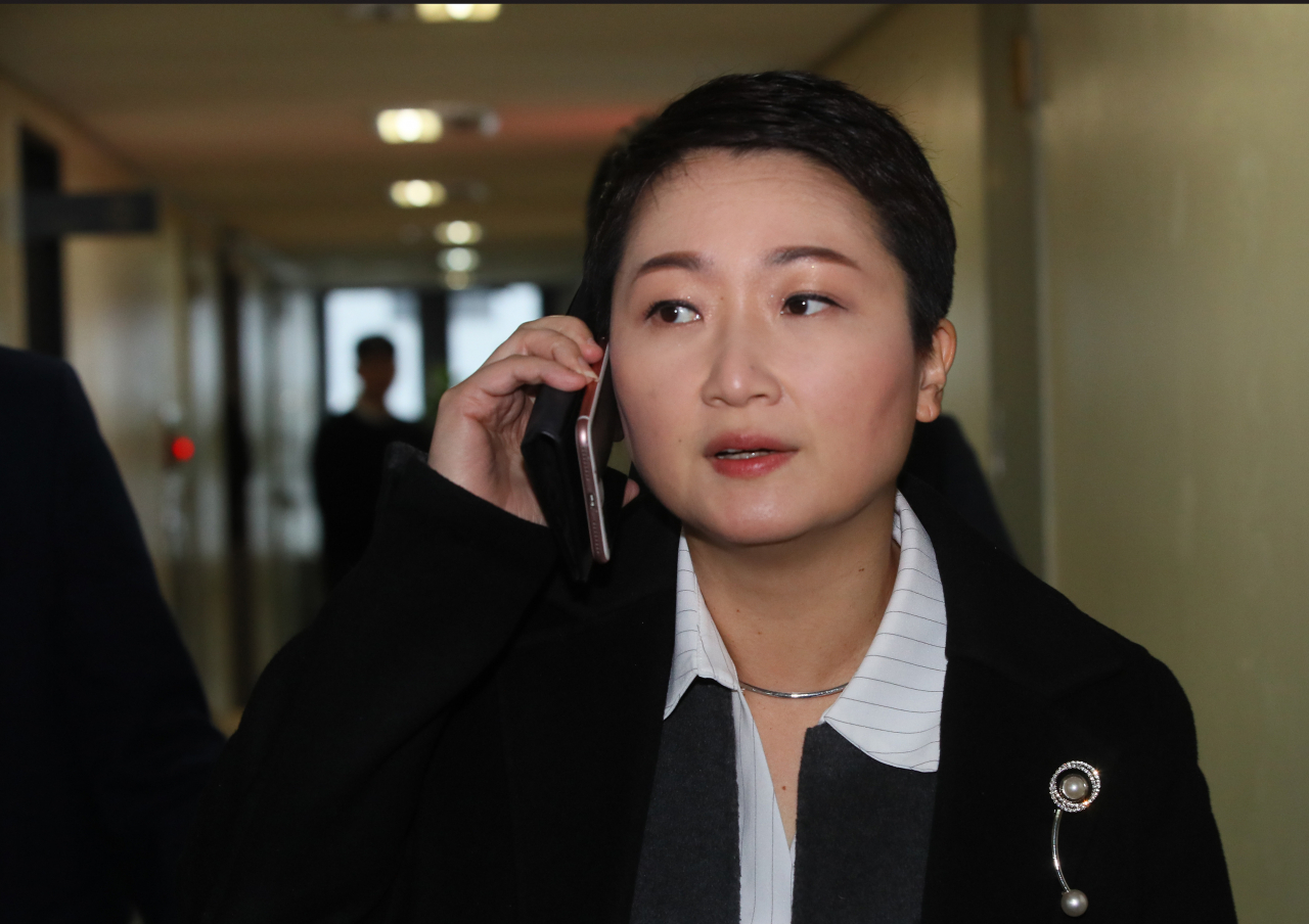 미래를 향한 전진 4.0(전진당) 창당준비위원장인 이언주 의원이 6일 서울 여의도 한양빌딩 내 사무실에서 열린 시무식에 참석하며 누군가와 통화하고 있다. [연합]